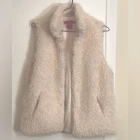 Betsey Johnson Faux Fur Off White Vest .Front Hook Eye Close and Pockets. Size M - Picture 2 of 13